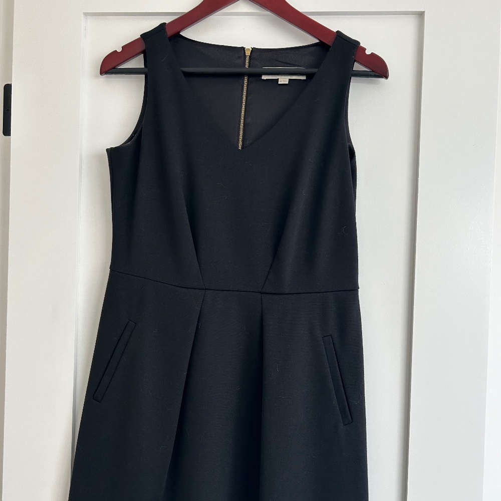 Black V-Neck Sleeveless knit dress w/pockets